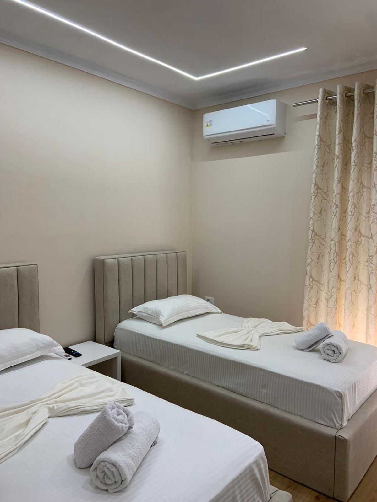 Vila Qyteza Корча Екстериор снимка